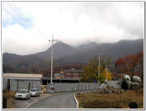 2005 시골과 도심이 공존하는 산동네 입구 